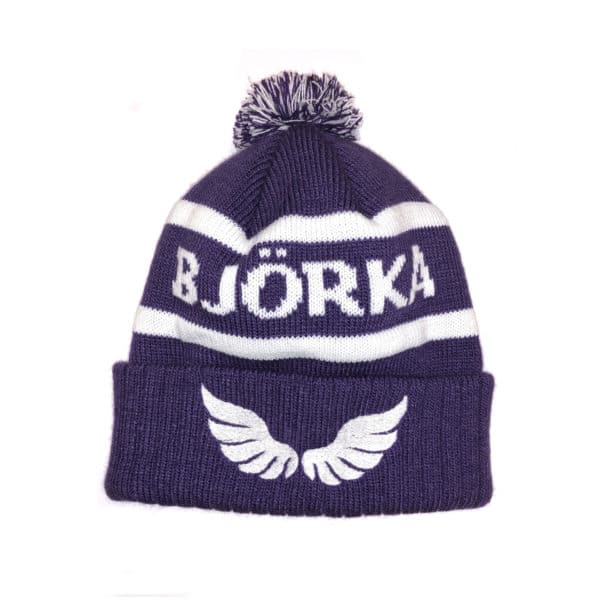Mössa - Björkas mössa är blå med vit text och Björkas vingar