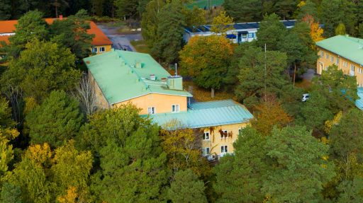 Berga elevhem från ovan, i lummig höstskrud