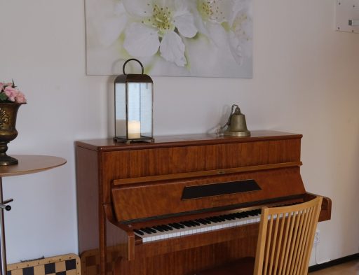 Björkas vardagsrum - piano