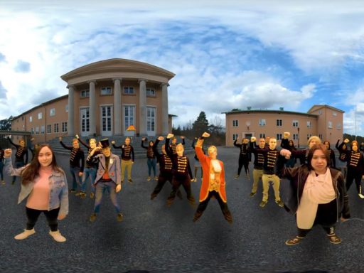 Elever dansar i 2021 års dramaproduktion