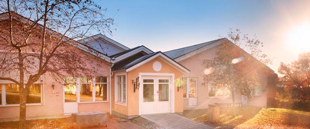 SSHLs matsal i solsken, utanför entrén.