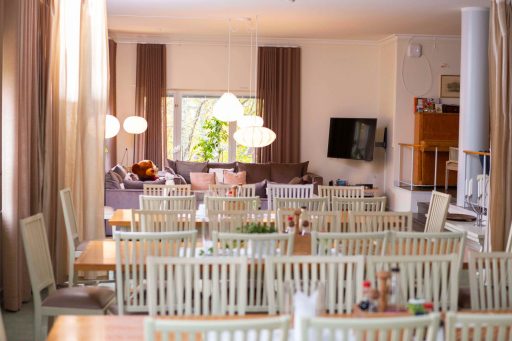 Berga elevhem - matsalen och vardagsrummet