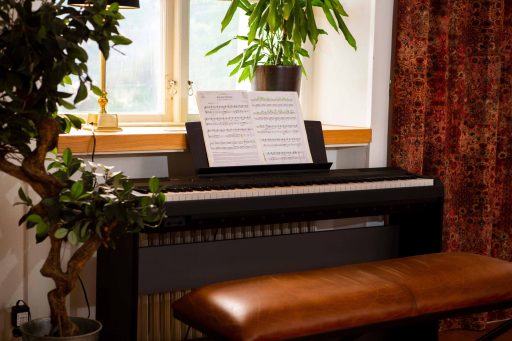 Ett piano i vardagsrummet på Midgården