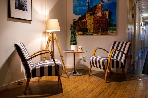 På Sandvreten, två fåtöljer i korridoren med elevernas rum.