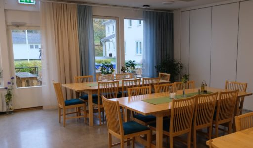Tallåsens matsal med utång till trädgården