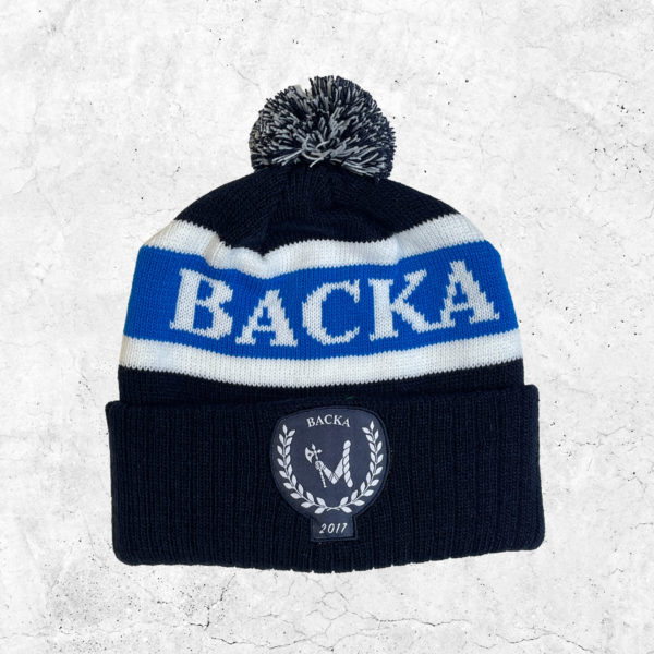 Klassisk vintermössa i Backas färger svart, blå och vit, med elevhemmets emblem.