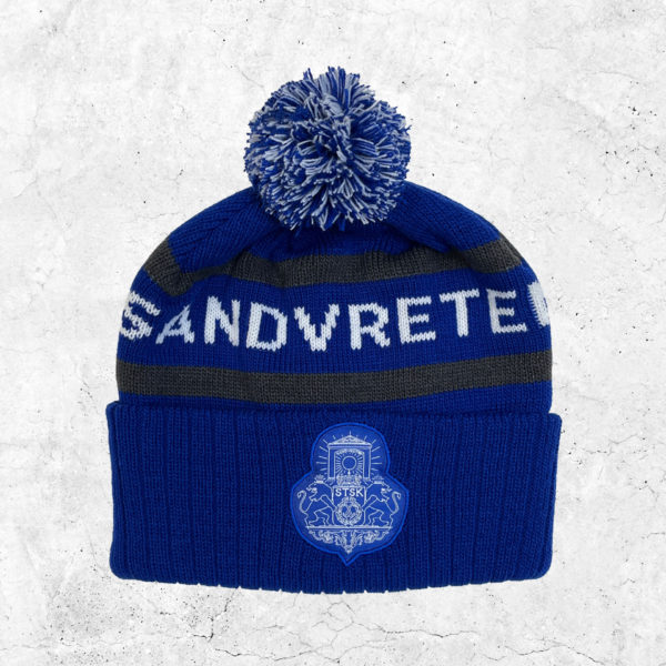 Klassisk vintermössa i Sandvretens färger blå, svart och vit, med elevhemmets emblem.