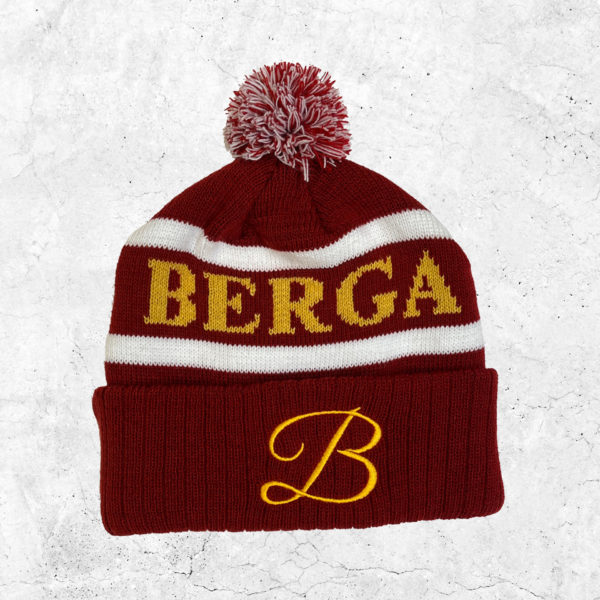 Klassisk vintermössa i Bergas färger vinröd, gul och vit, med elevhemmets emblem.