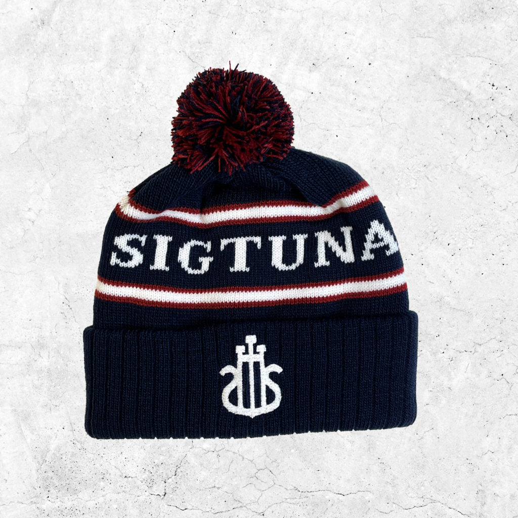 Klassisk vintermössa i SSHL:s färger marinblå, vinröd och vit, med skolans emblem.
